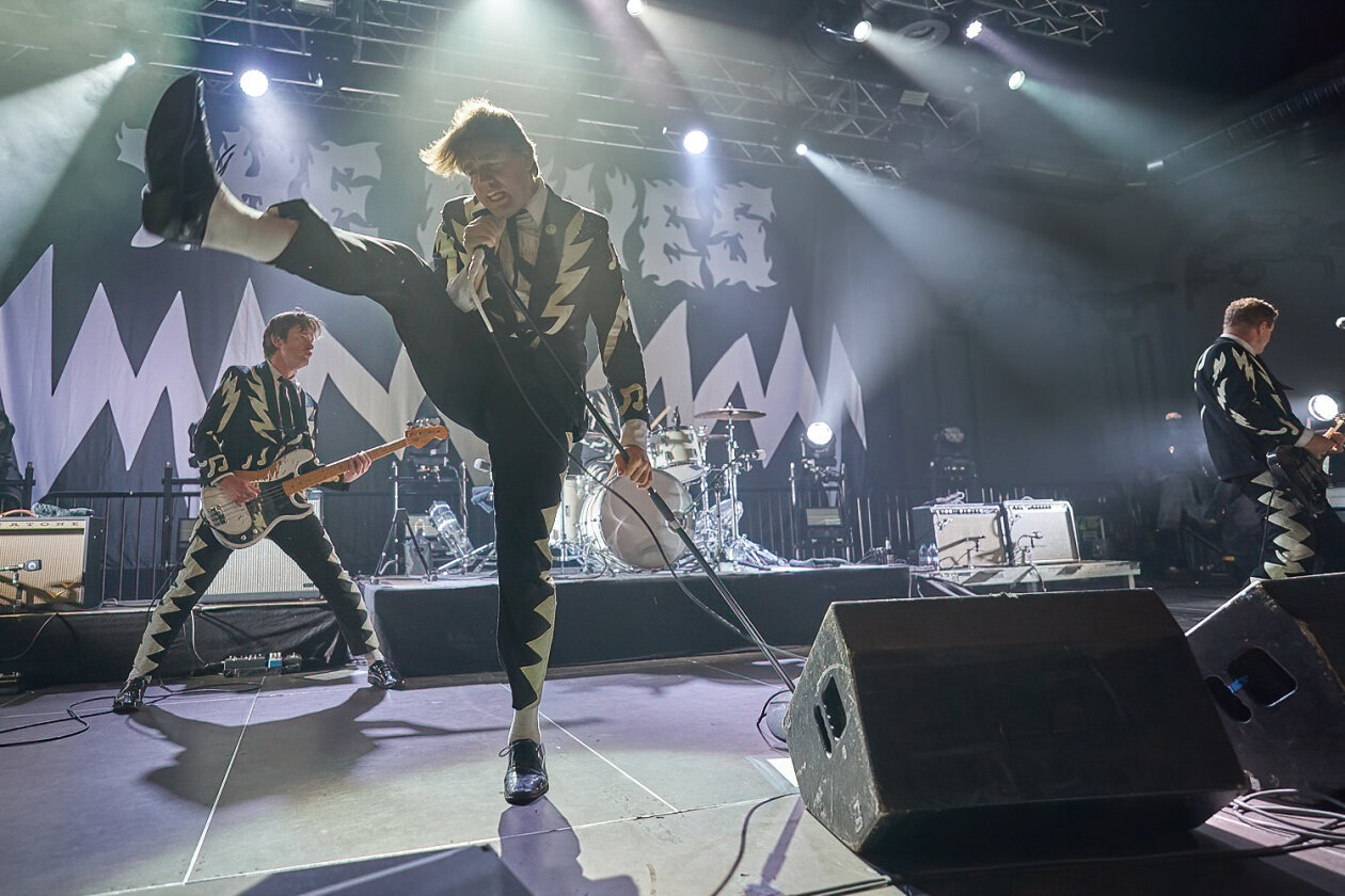 30 Jahre Bandgeschichte auf dem Buckel - und kein bisschen müde: mit dem aktuellen Album "The Death Of Randy Fitzsimmons" on tour. – The Hives.