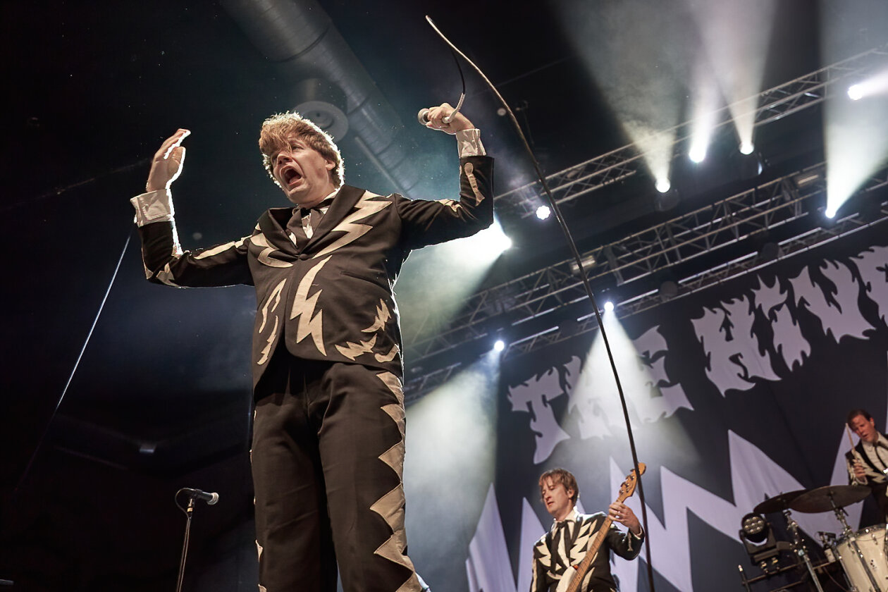30 Jahre Bandgeschichte auf dem Buckel - und kein bisschen müde: mit dem aktuellen Album "The Death Of Randy Fitzsimmons" on tour. – The Hives.