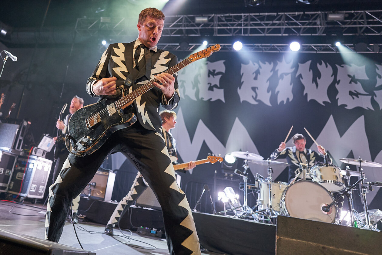 30 Jahre Bandgeschichte auf dem Buckel - und kein bisschen müde: mit dem aktuellen Album "The Death Of Randy Fitzsimmons" on tour. – The Hives.