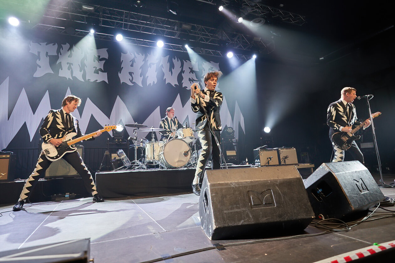 30 Jahre Bandgeschichte auf dem Buckel - und kein bisschen müde: mit dem aktuellen Album "The Death Of Randy Fitzsimmons" on tour. – The Hives.