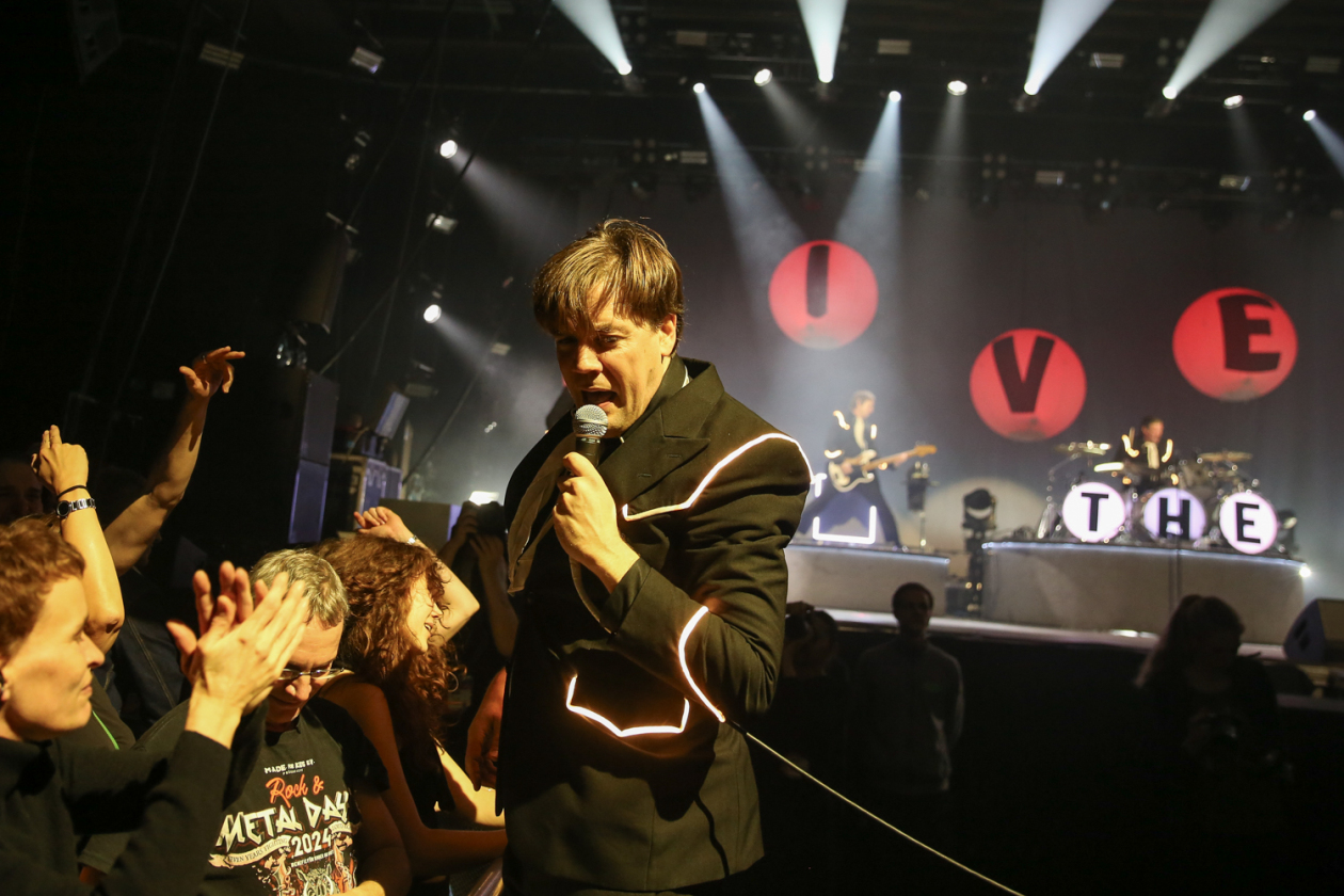 The Hives – The Hives.