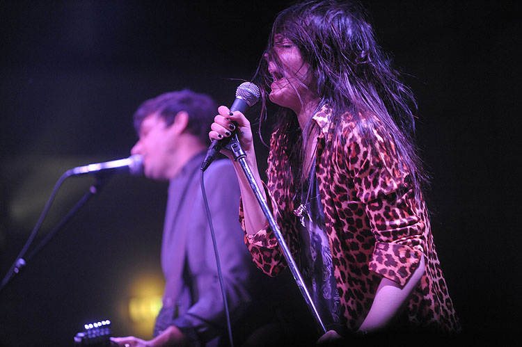 Besser als je zuvor: The Kills live im rappelvollen Zakk. – ...ihrer Aschenbecher-Stimme die Songs aus dem aktuellen Album...