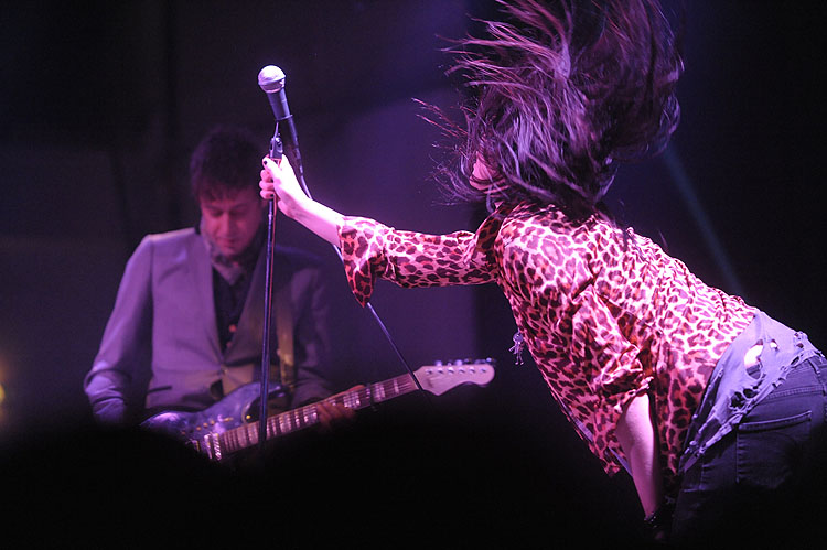 Besser als je zuvor: The Kills live im rappelvollen Zakk. – ... "Midnight Boom". Hince quält die Gitarre und entlockt ihr ein paar...