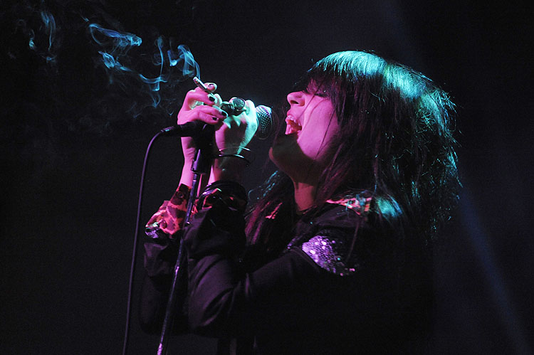 Besser als je zuvor: The Kills live im rappelvollen Zakk. – ... VV alias Alison Mosshart sind The Kills.