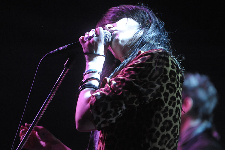 Besser als je zuvor: The Kills live im rappelvollen Zakk. – ... wirklich dreckige Riffs. Vermutlich die letzten für einige Zeit, denn...