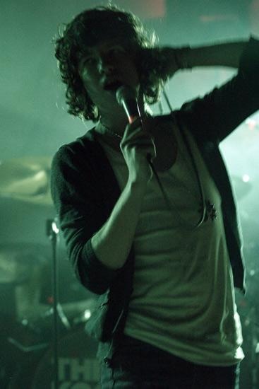 The Kooks – Im LKA verweigerten sich die Milchbubis von der Insel unserem Fotografen. Hier seht ihr trotzdem, wie es war. – Aber wir zeigen die Bilder trotzdem.