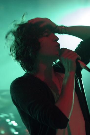 The Kooks – Im LKA verweigerten sich die Milchbubis von der Insel unserem Fotografen. Hier seht ihr trotzdem, wie es war. – ...an den Kopf fassen.