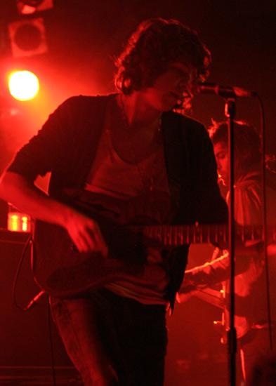 The Kooks – Im LKA verweigerten sich die Milchbubis von der Insel unserem Fotografen. Hier seht ihr trotzdem, wie es war. – ...dann kann man sich nur...
