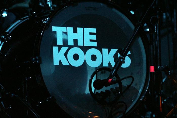 The Kooks – Im LKA verweigerten sich die Milchbubis von der Insel unserem Fotografen. Hier seht ihr trotzdem, wie es war. – Und hoffen auf ein Wiedersehen bei tageslicht.