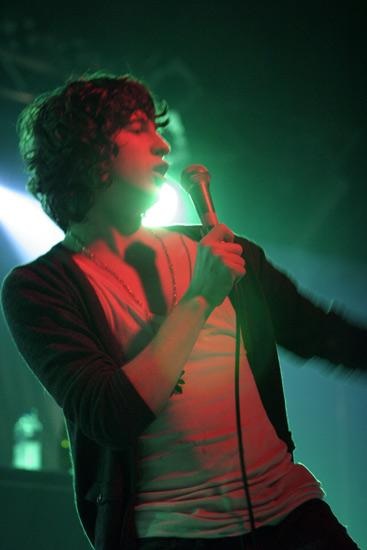 The Kooks – Im LKA verweigerten sich die Milchbubis von der Insel unserem Fotografen. Hier seht ihr trotzdem, wie es war. – ...keine schönen Bilder von sich?