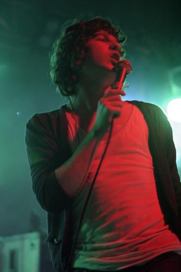 The Kooks – Im LKA verweigerten sich die Milchbubis von der Insel unserem Fotografen. Hier seht ihr trotzdem, wie es war. – Wollen die denn...