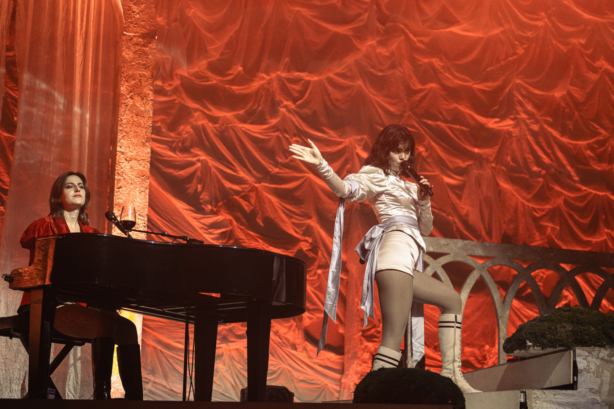 Das Karrierebarometer zeigt nach oben: Das Indie-Quintett (plus Drummer) aus London. – The Last Dinner Party.