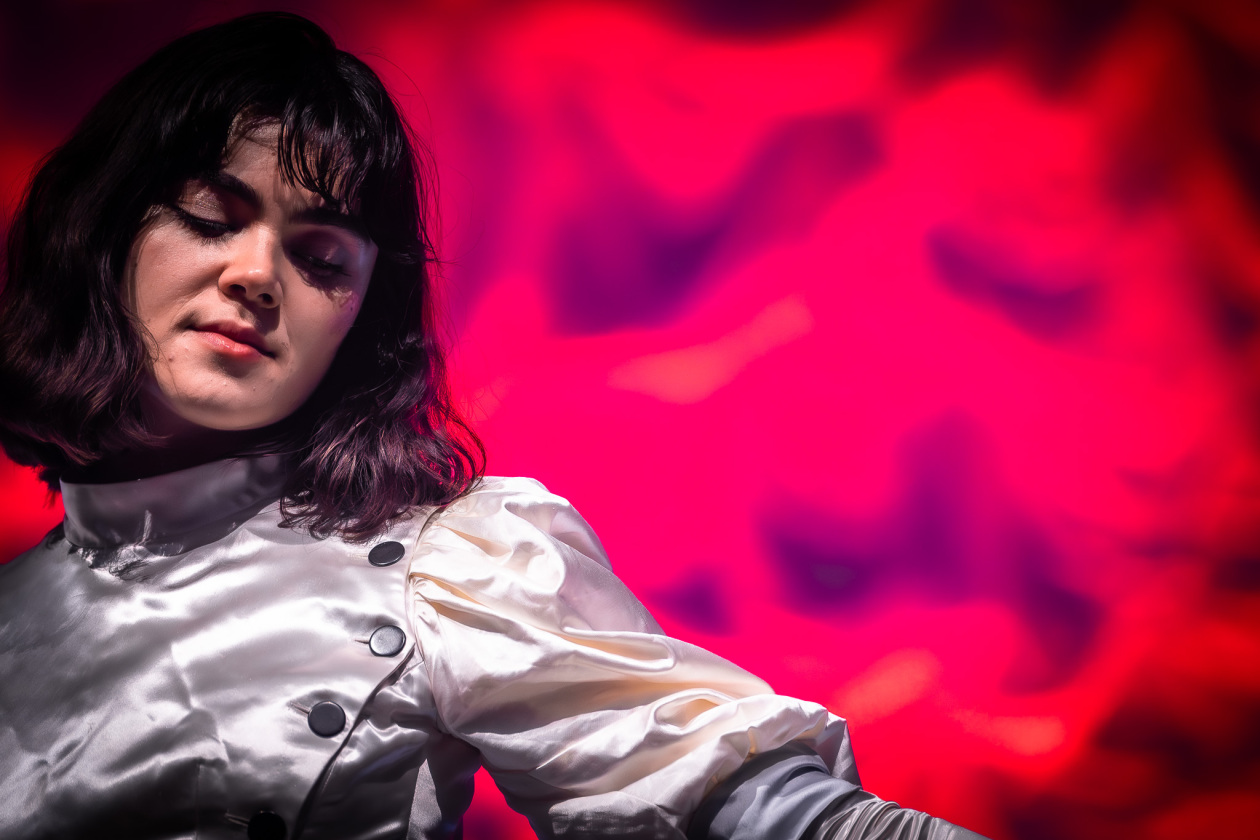 The Last Dinner Party – Das Karrierebarometer zeigt nach oben: Das Indie-Quintett (plus Drummer) aus London. – Abigail Morris.