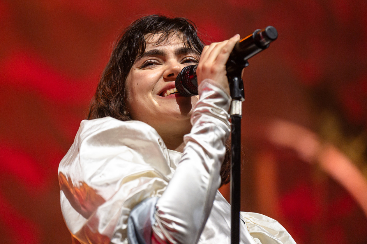 The Last Dinner Party – Das Karrierebarometer zeigt nach oben: Das Indie-Quintett (plus Drummer) aus London. – Abigail Morris.