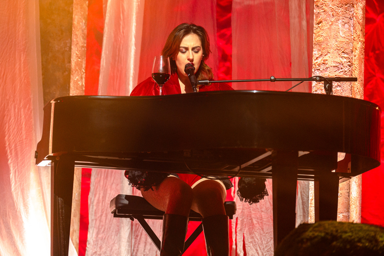 The Last Dinner Party – Das Karrierebarometer zeigt nach oben: Das Indie-Quintett (plus Drummer) aus London. – Aurora Nishevci.