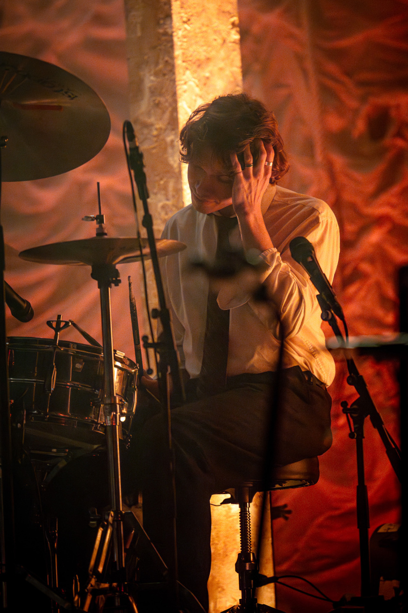 The Last Dinner Party – Das Karrierebarometer zeigt nach oben: Das Indie-Quintett (plus Drummer) aus London. – Casper Miles.