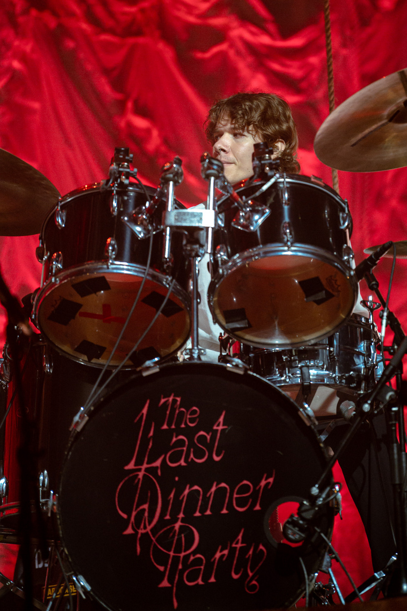 The Last Dinner Party – Das Karrierebarometer zeigt nach oben: Das Indie-Quintett (plus Drummer) aus London. – Drummer Casper Miles.