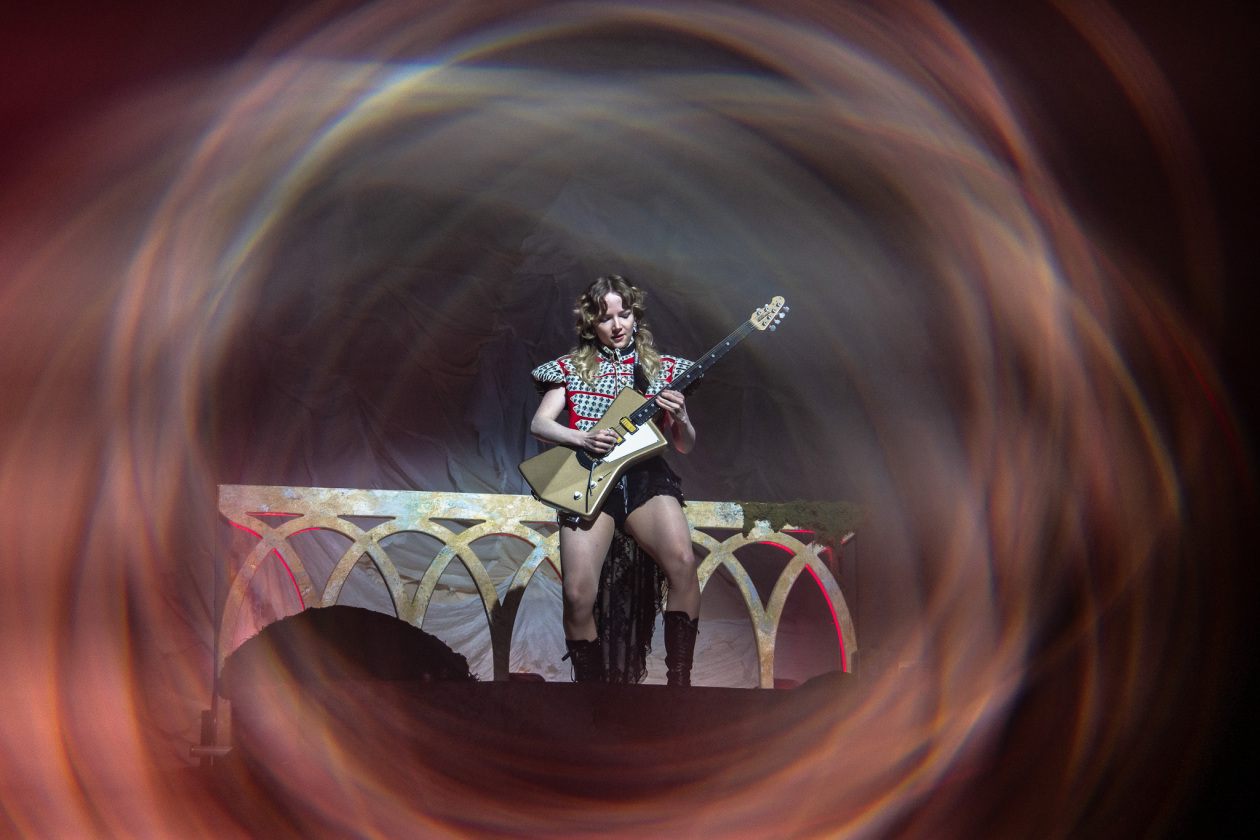 The Last Dinner Party – Das Karrierebarometer zeigt nach oben: Das Indie-Quintett (plus Drummer) aus London. – Emily Roberts.