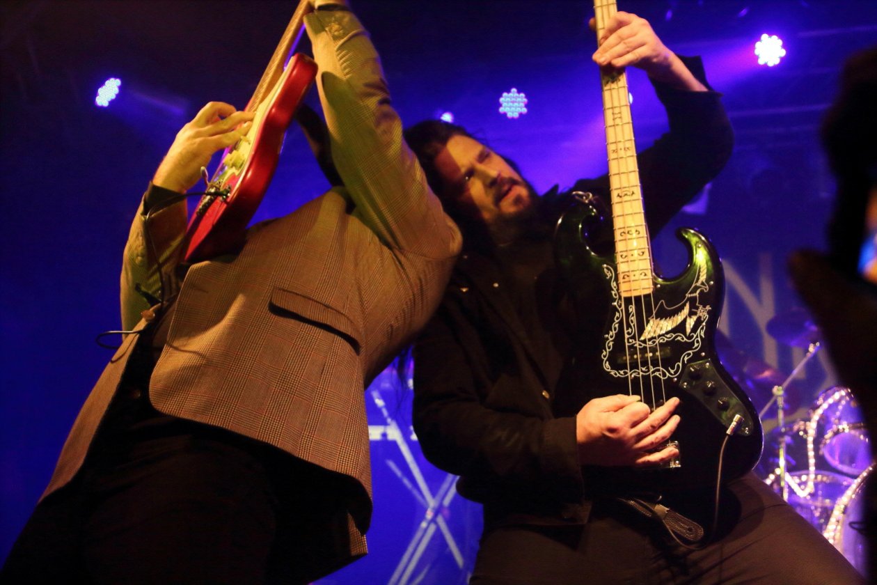 The Night Flight Orchestra – Björn Strid und seine Mannschaft heben ab auf ihrer ersten Europa-Tour. – Das Night Flight Orchestra hebt ab.
