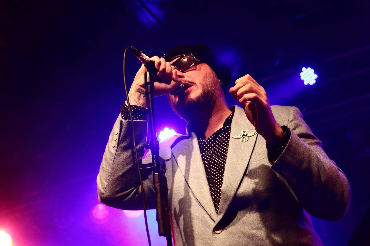 The Night Flight Orchestra – Björn Strid und seine Mannschaft heben ab auf ihrer ersten Europa-Tour. – Something Mysterious is happing.