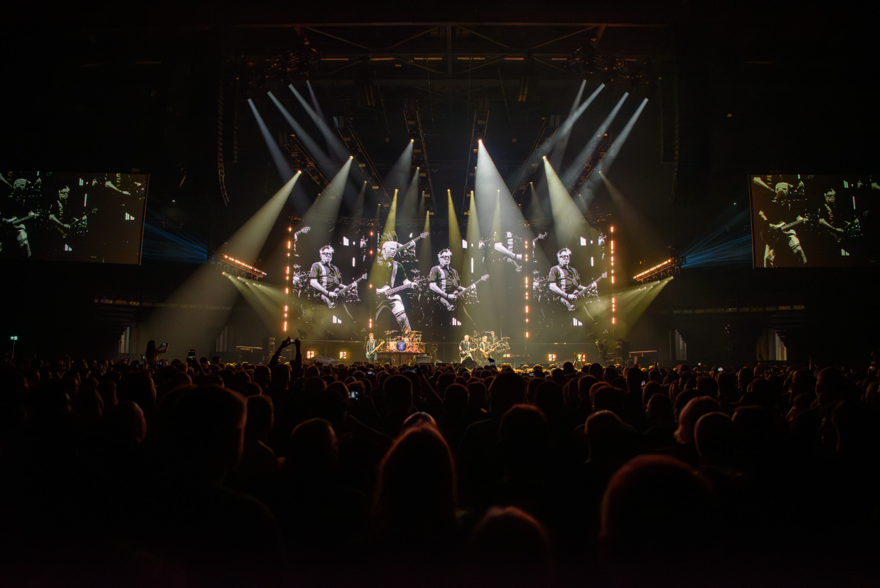 Dexter, Noodles und Band präsentieren sich in der fast voll besetzten Arena in Bestform. – The Offspring.