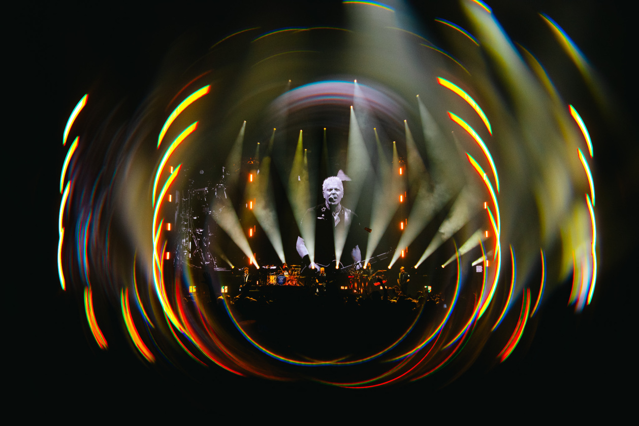 Dexter, Noodles und Band präsentieren sich in der fast voll besetzten Arena in Bestform. – The Offspring.