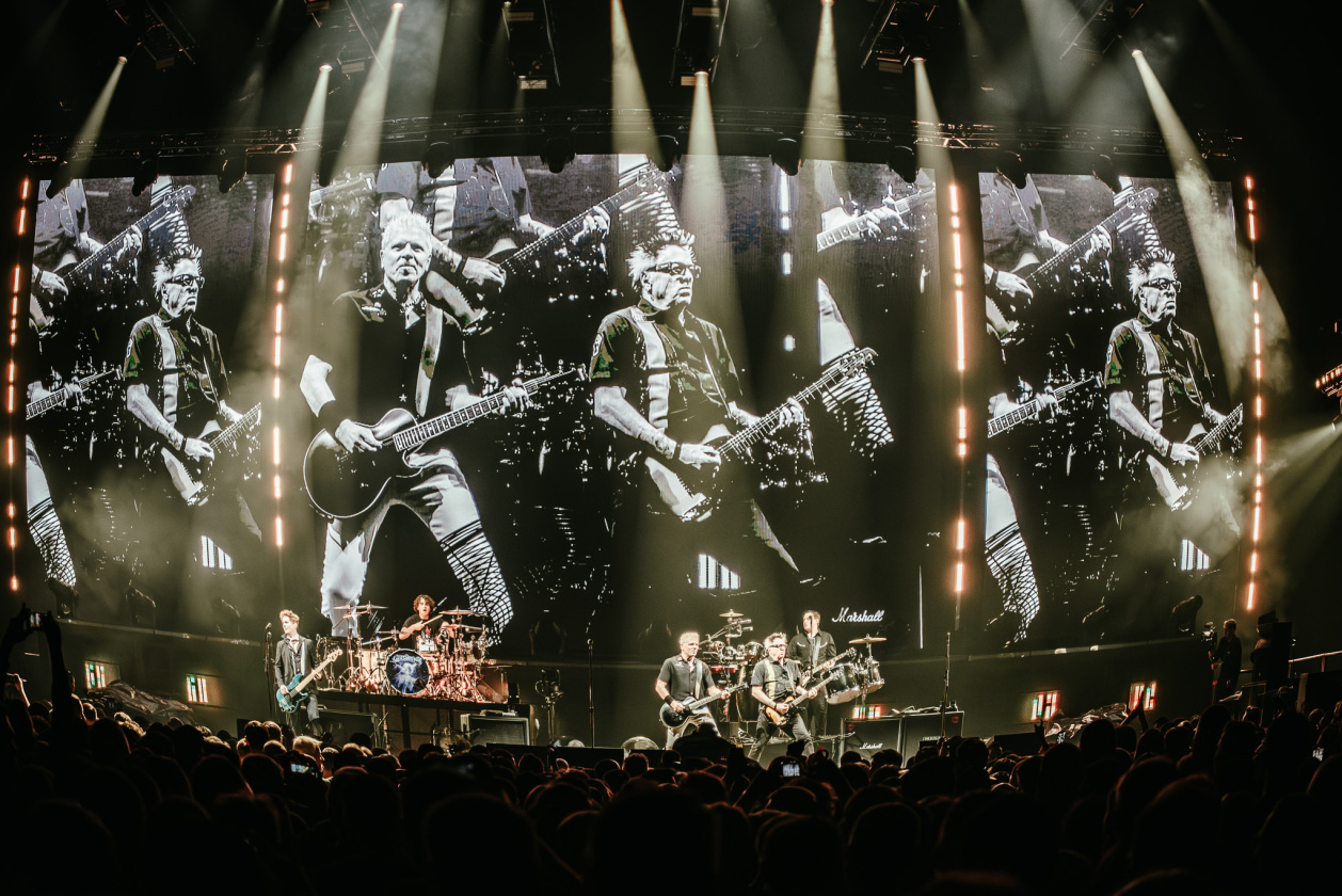 Dexter, Noodles und Band präsentieren sich in der fast voll besetzten Arena in Bestform. – The Offspring.