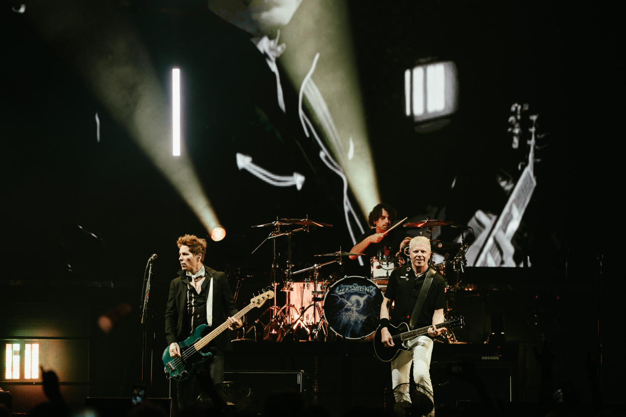 Dexter, Noodles und Band präsentieren sich in der fast voll besetzten Arena in Bestform. – The Offspring.