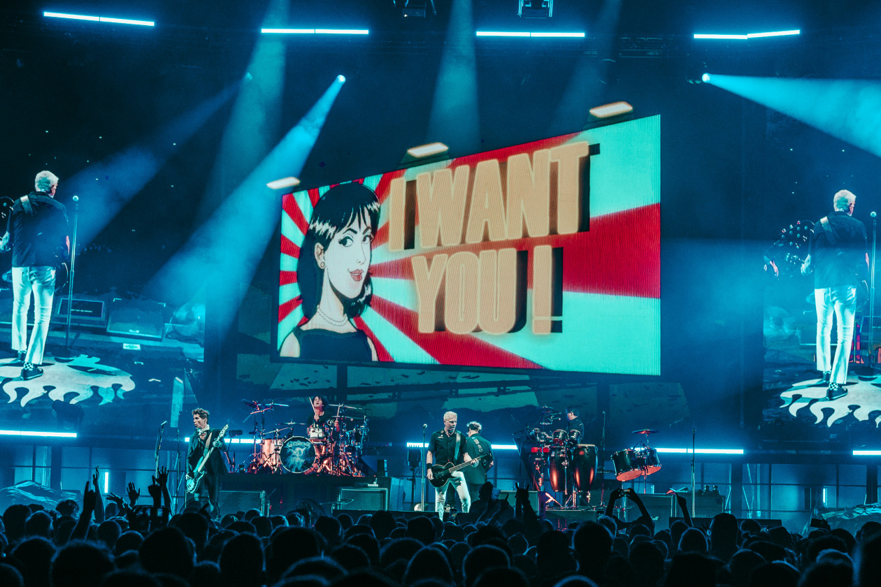 Dexter, Noodles und Band präsentieren sich in der fast voll besetzten Arena in Bestform. – The Offspring.