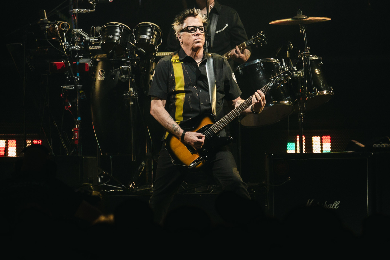 Dexter, Noodles und Band präsentieren sich in der fast voll besetzten Arena in Bestform. – The Offspring.