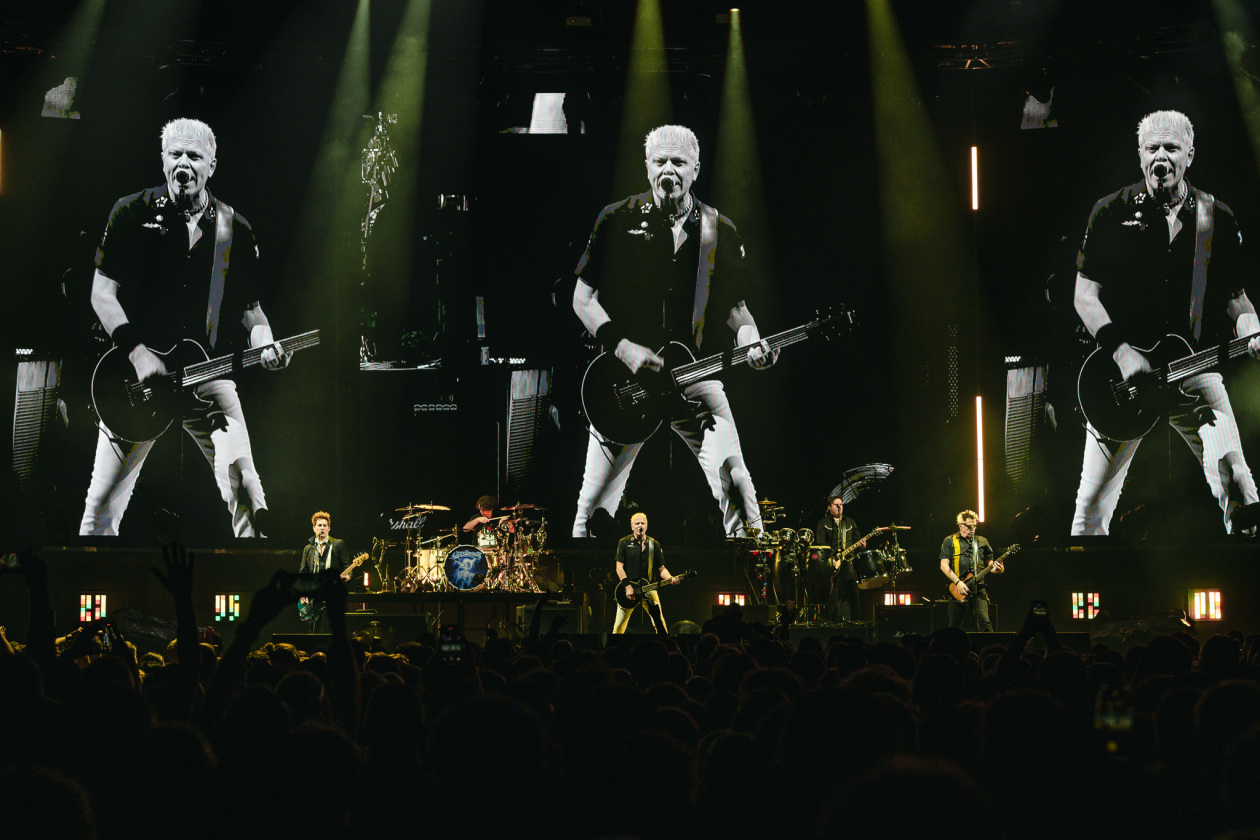 Dexter, Noodles und Band präsentieren sich in der fast voll besetzten Arena in Bestform. – The Offspring.