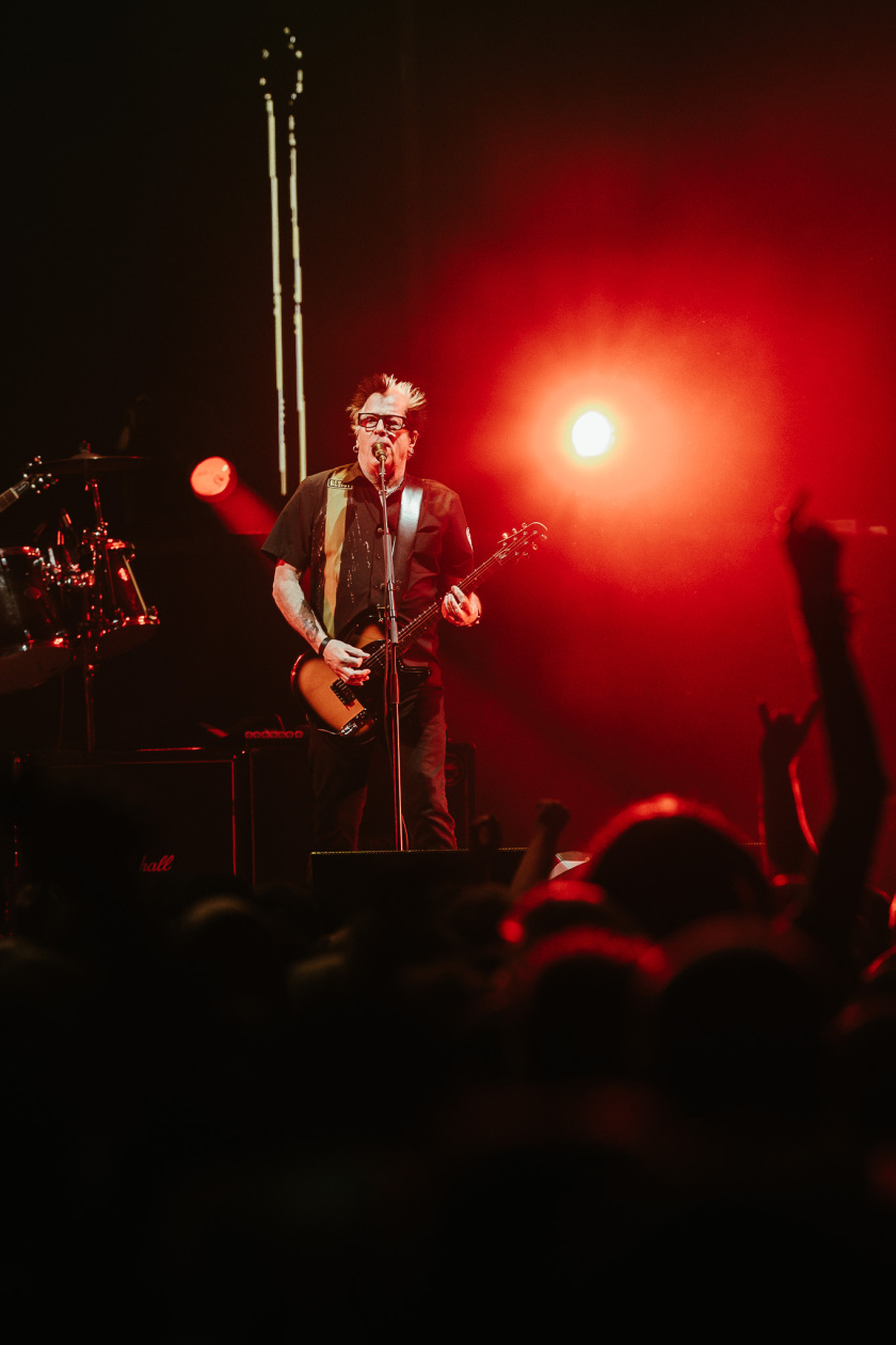 Dexter, Noodles und Band präsentieren sich in der fast voll besetzten Arena in Bestform. – The Offspring.