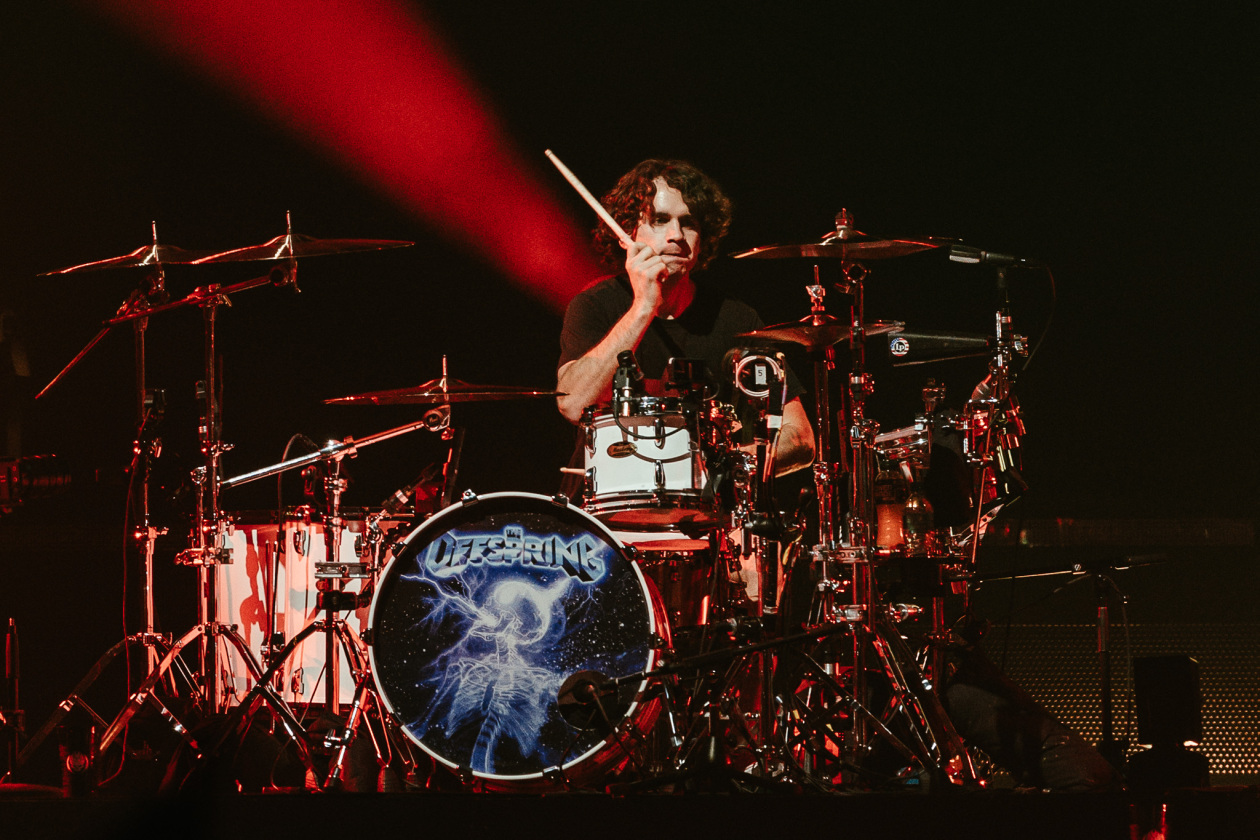 Dexter, Noodles und Band präsentieren sich in der fast voll besetzten Arena in Bestform. – The Offspring.