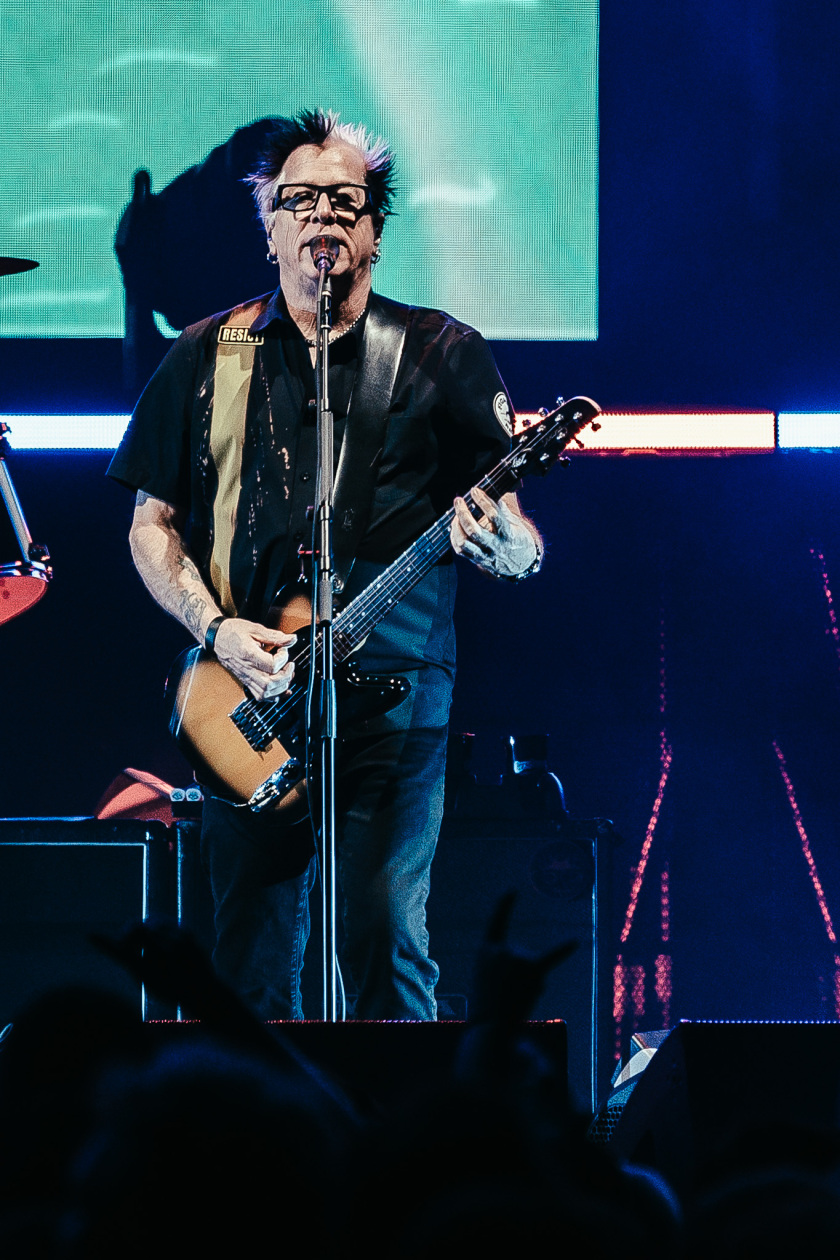 Dexter, Noodles und Band präsentieren sich in der fast voll besetzten Arena in Bestform. – The Offspring.