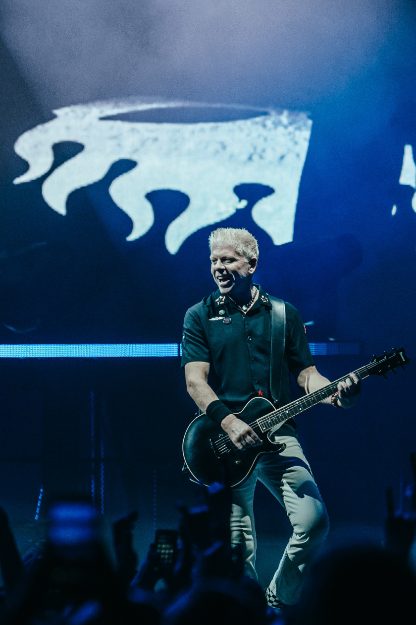 Dexter, Noodles und Band präsentieren sich in der fast voll besetzten Arena in Bestform. – The Offspring.
