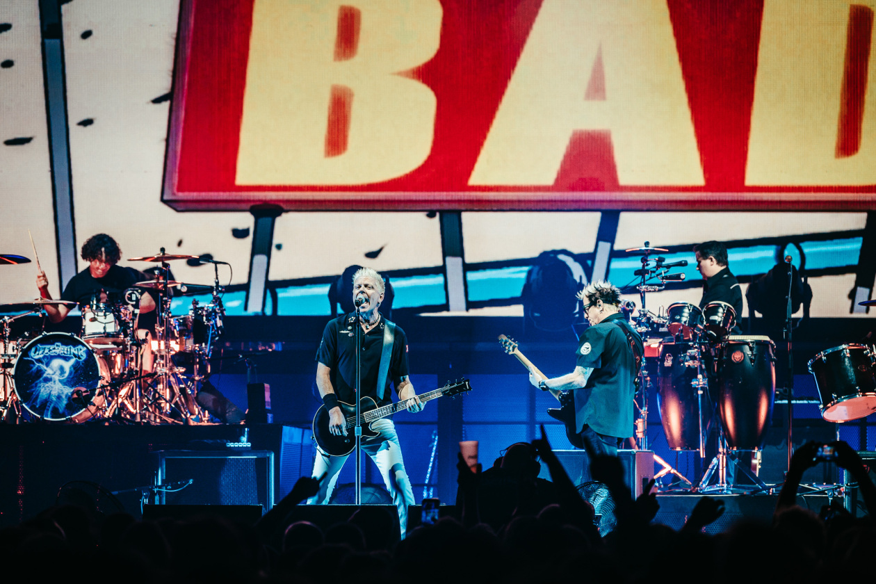 Dexter, Noodles und Band präsentieren sich in der fast voll besetzten Arena in Bestform. – The Offspring.