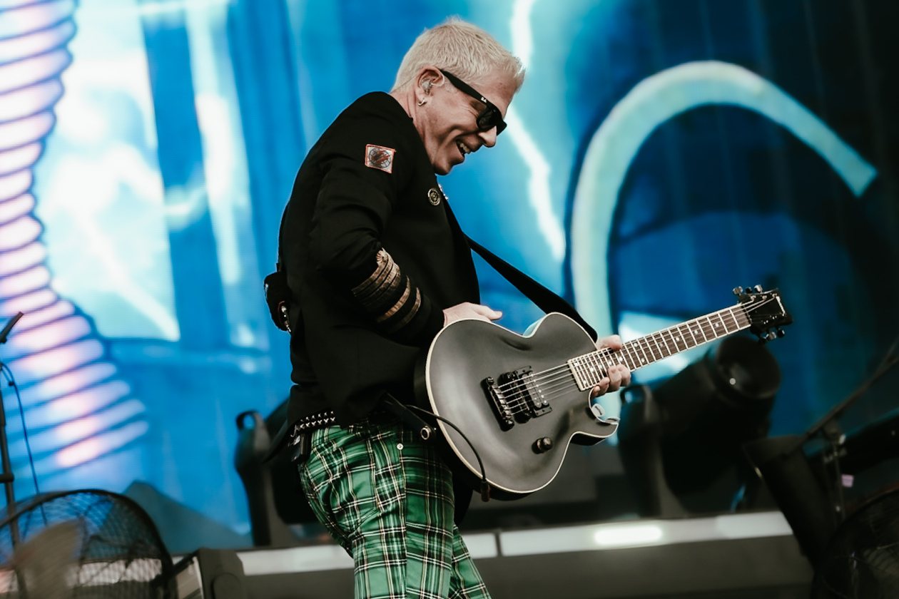 Dexter Holland, Noodles und Band: Wie damals im Jugendzimmer, und die Menge singt jede Zeile mit! – The Offspring.