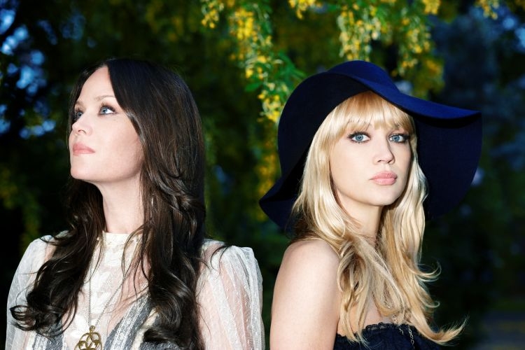 The Pierces – Die beiden Geschwister posieren für Pressefotos zum neuen Album. – Allison und Catherine ...