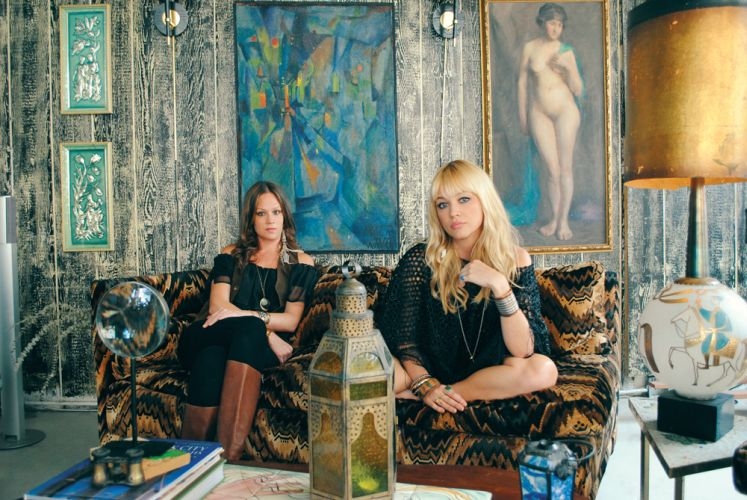 Die beiden Geschwister posieren für Pressefotos zum neuen Album. – ... sind The Pierces.