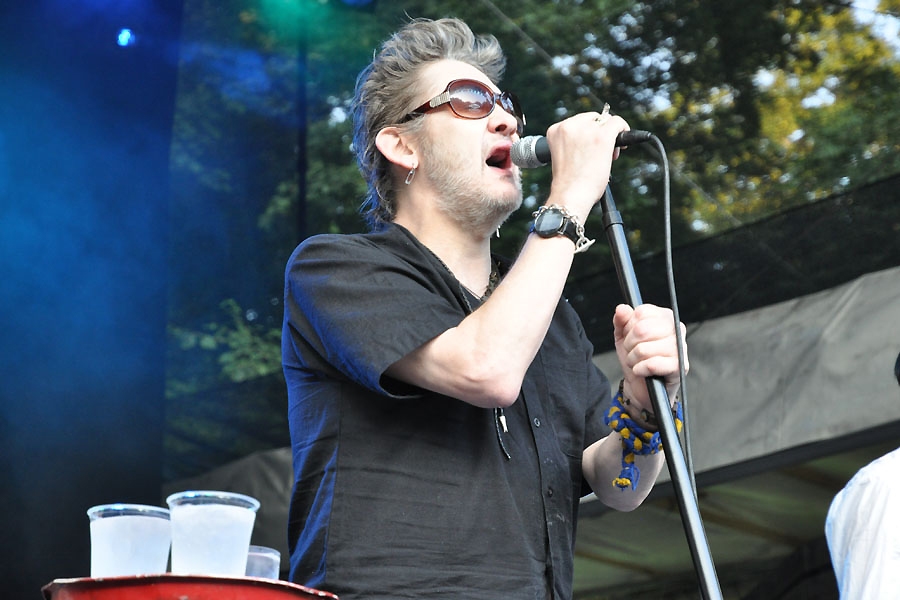 The Pogues – Gute Stimmung vor und auf Freilichtbühne Killesberg. – Ein Mann braucht einen ordentlichen Drink.