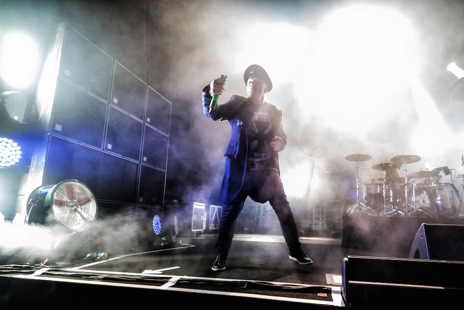 The Prodigy – Hart am Gas - wie immer: Liam Howlett und Co. – Mit Hut.