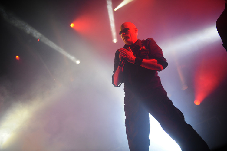 The Sisters Of Mercy – Andrew Eldritch und seine Schwestern nebeln Köln ein. – ... Händen das Mikro umklammert und...