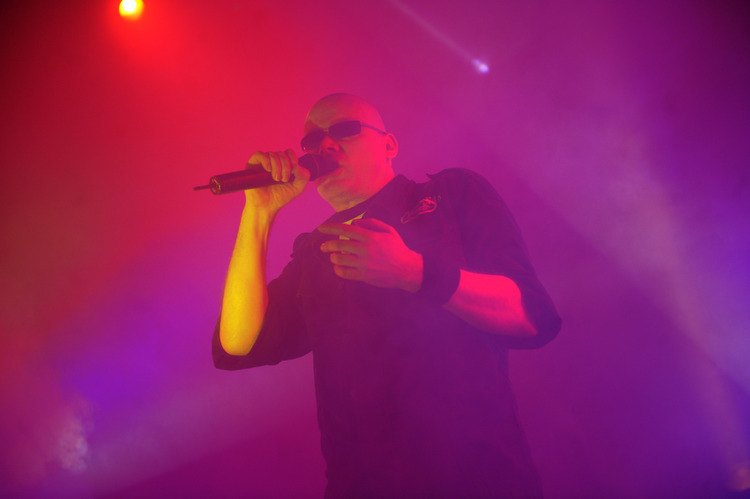 The Sisters Of Mercy – Andrew Eldritch und seine Schwestern nebeln Köln ein. – Das Management hat übrigens keine Skrupel: