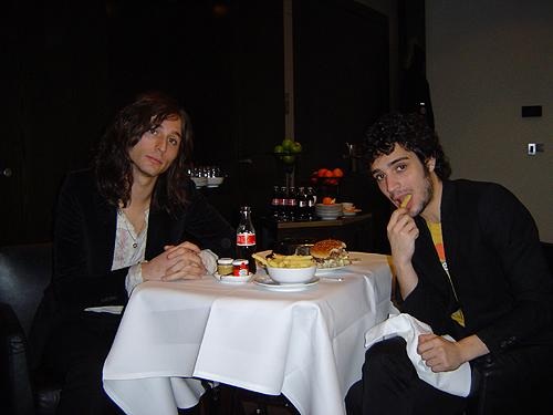 The Strokes – Stört es dich, wenn ich während des Interviews esse? – Lecker, Pommes!