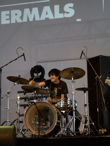 Rock auf dem Rollfeld: The Thermals beim Berlin Festival 2009 in Tempelhof. – The Thermals rocken Tempelhof!
