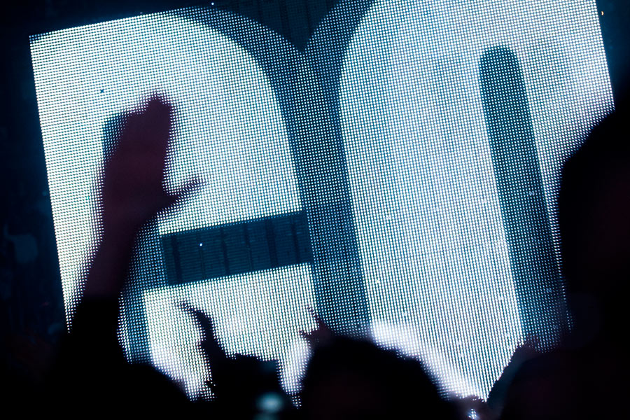 The Throne – You are now watching the throne! – Hands up!