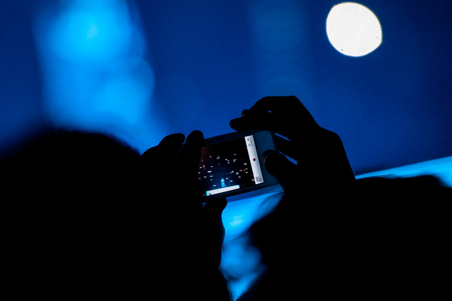 The Throne – You are now watching the throne! – Watch the iPhone!