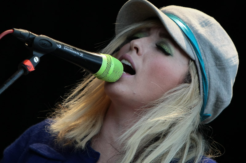 The Ting Tings – Das Duo punktete beim Festivalpublikum mit einer abgelesenen Begrüßung auf Deutsch. – 