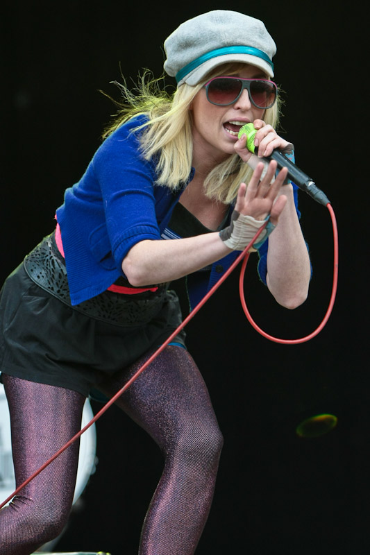 The Ting Tings – Das Duo punktete beim Festivalpublikum mit einer abgelesenen Begrüßung auf Deutsch. – 