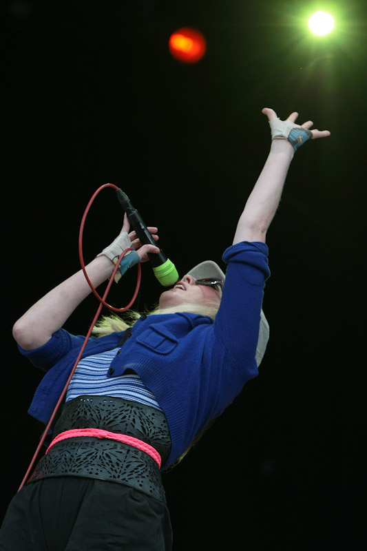 The Ting Tings – Das Duo punktete beim Festivalpublikum mit einer abgelesenen Begrüßung auf Deutsch. – 
